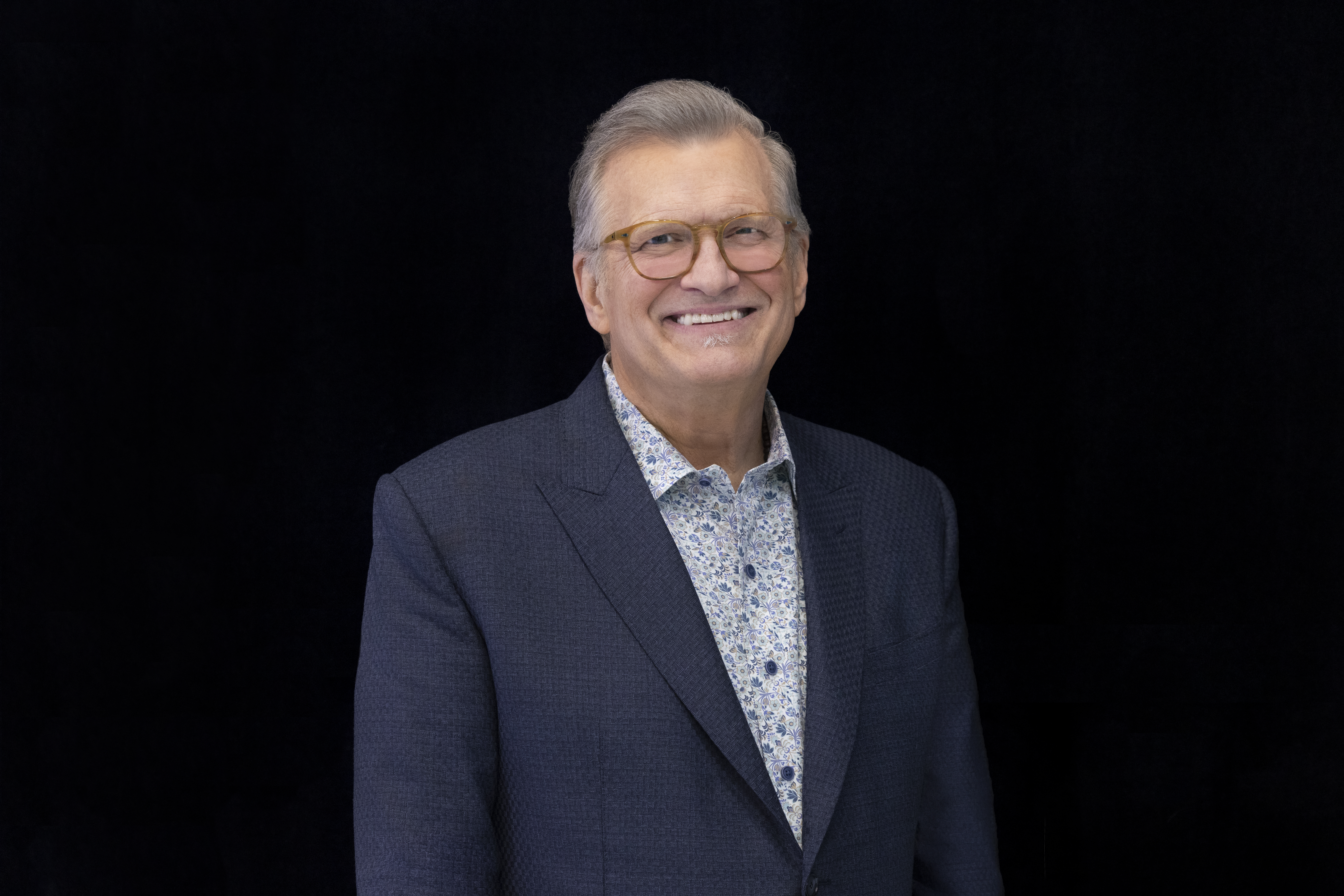 drew carey dress shirts This may be an unpopular opinion, but I think Drew Carey dresses unprofessionally, especially compared to the impeccable Bob Barker. No tie and sneakers? Really?