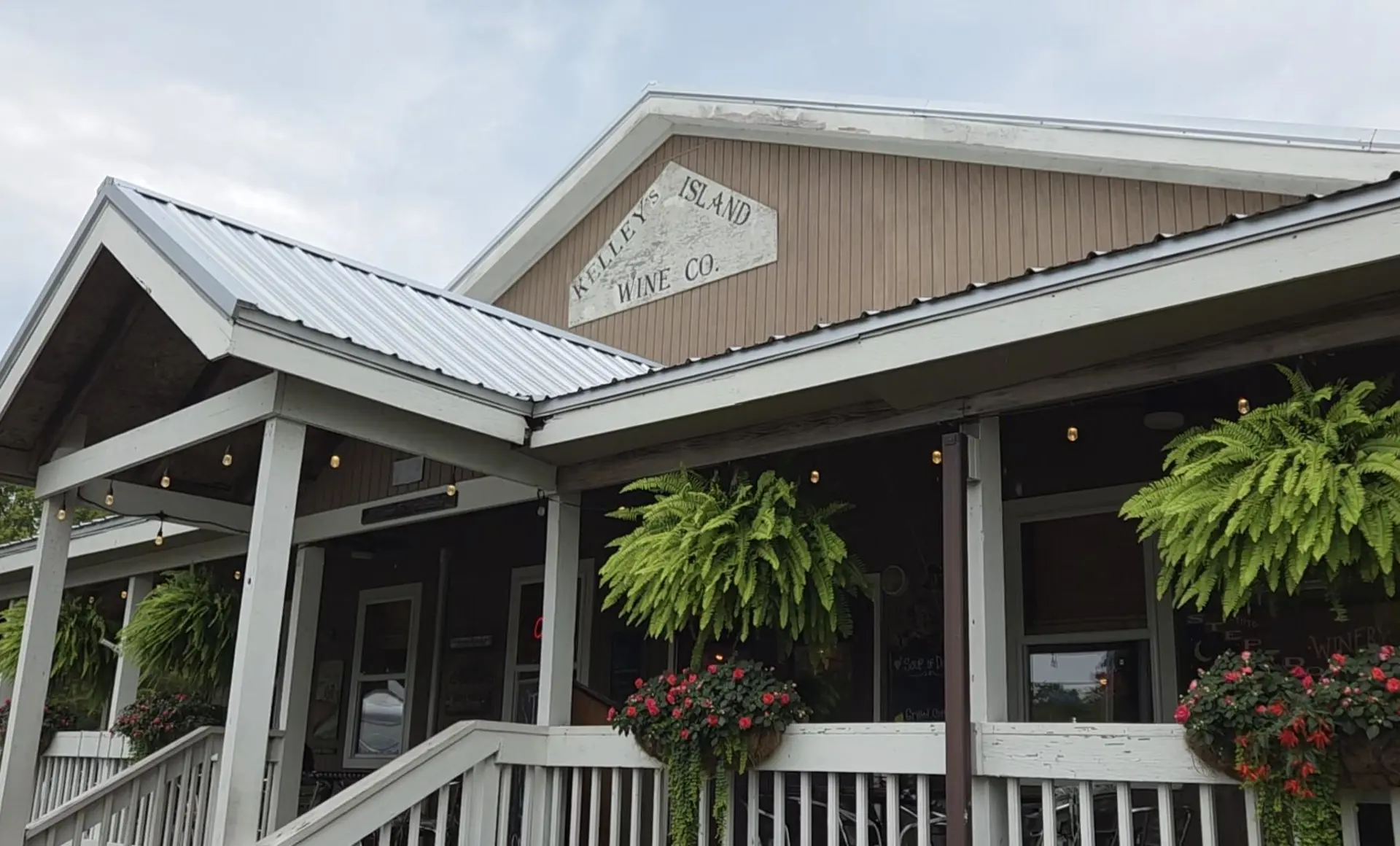 Front of Kelleys Island Wine Co building