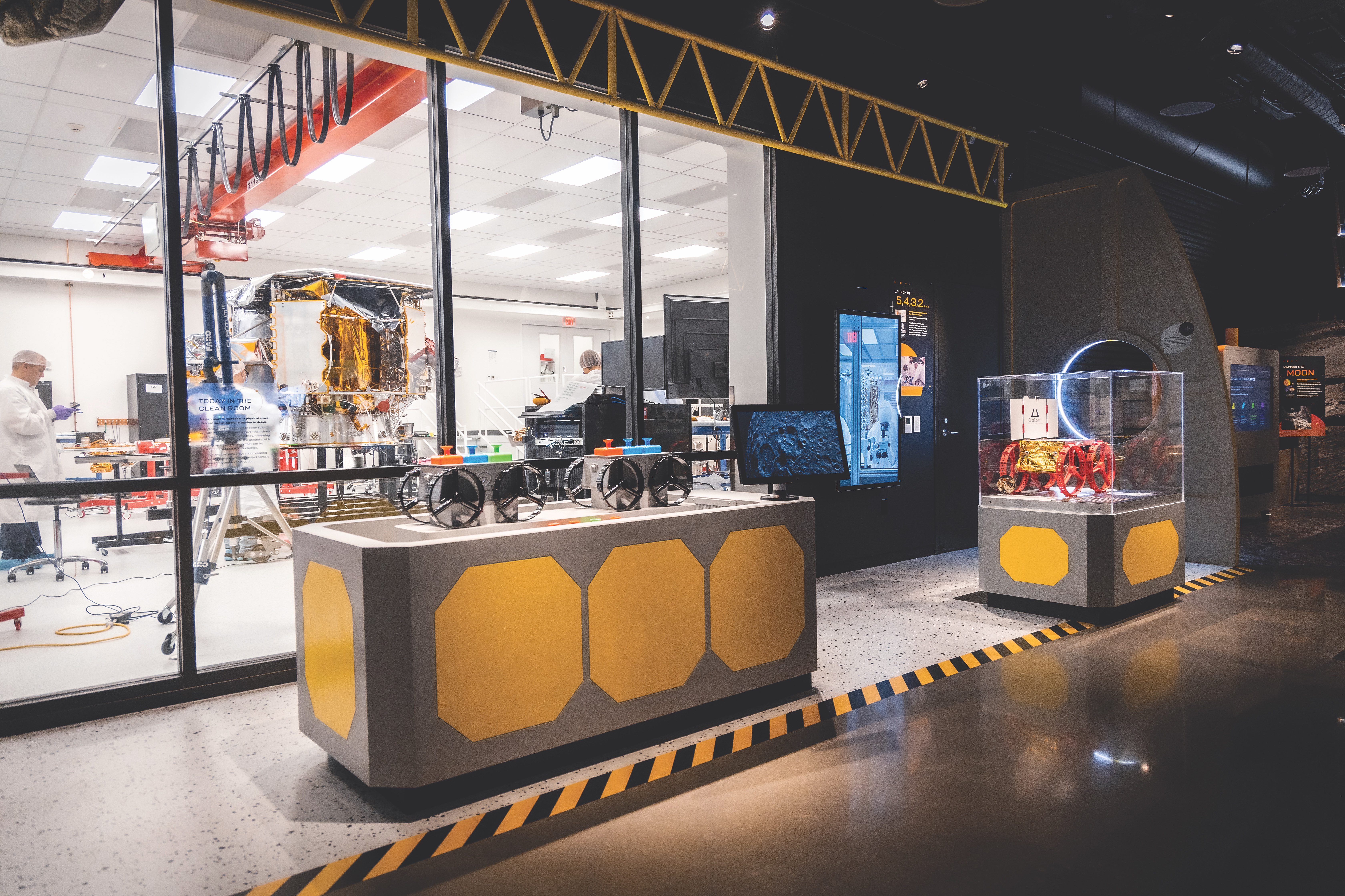 Tables and science displays in laboratory at Moonshot Museum in Pittsburgh, Pennsylvania (photo courtesy of Moonshot Museum) Tables and science displays in laboratory at Moonshot Museum in Pittsburgh, Pennsylvania (photo courtesy of Moonshot Museum)