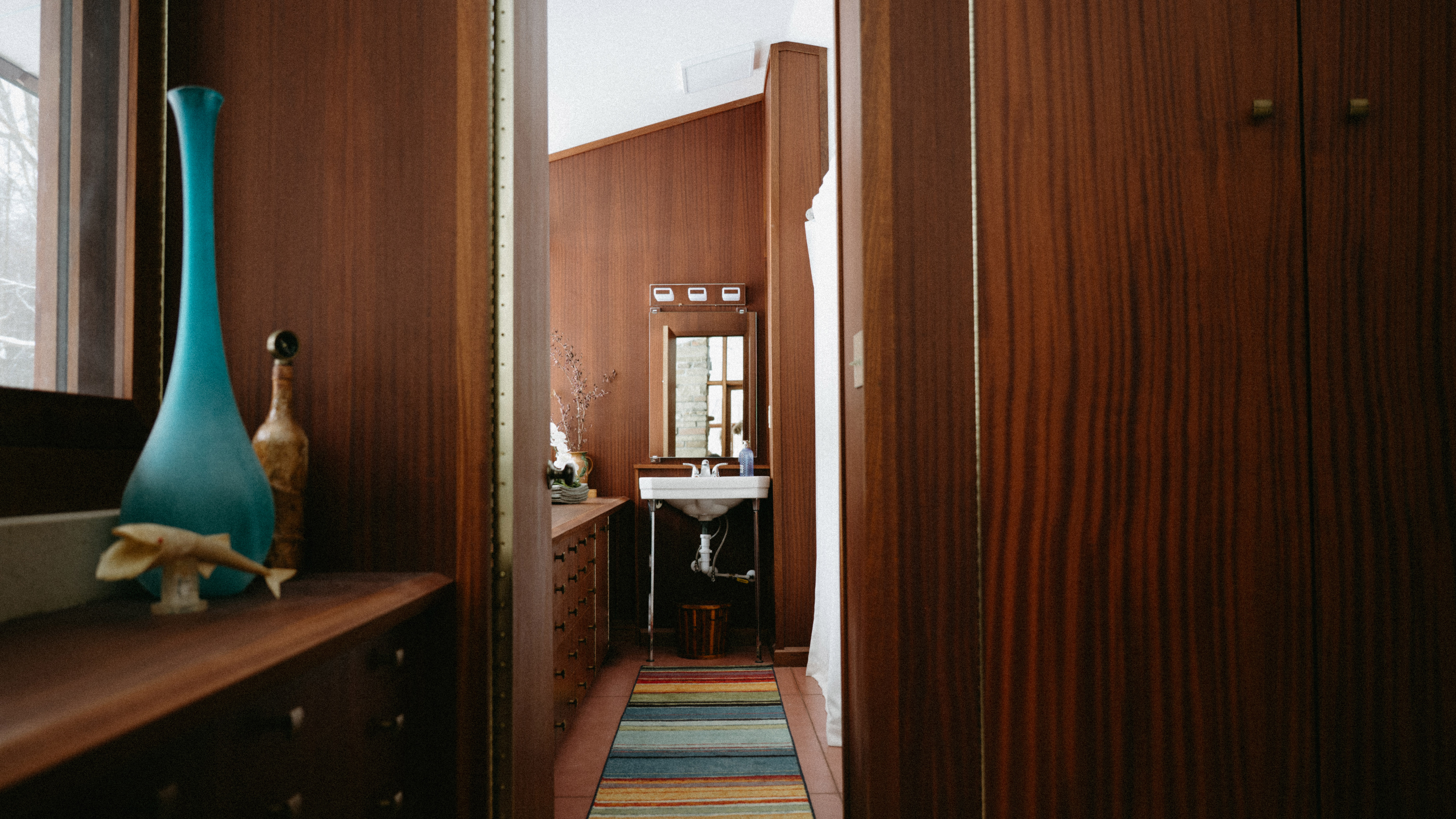 Each bathroom is small and narrow. | Photographed by Suzuran Photography