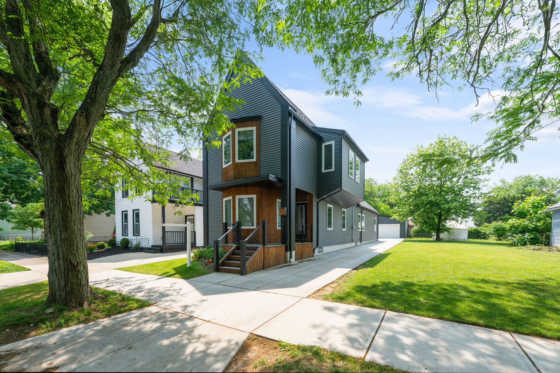 A Home on the Outskirts of Ohio City Is the Center of Attention