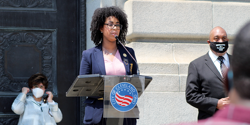 Danielle Sydnor speaking into a microphone
