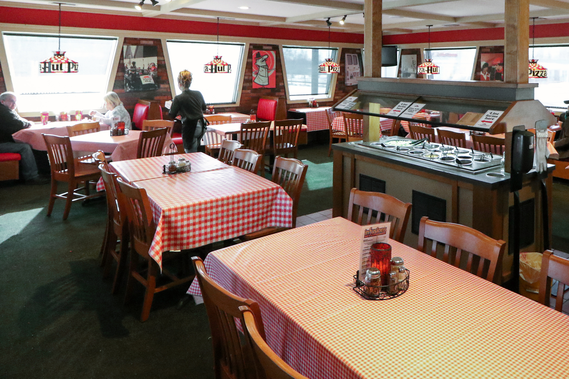 Pizza Hut Classic in Warren Brings Back the Glory Days of Dine-In