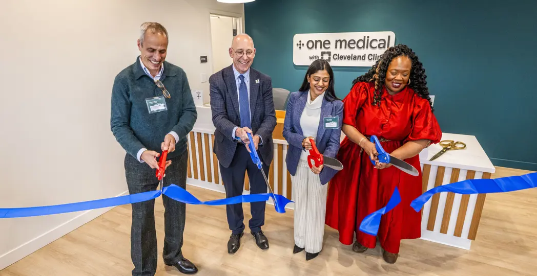 Caption: Ribbon cutting with Dr. Andrew Diamond, PhD, Chief Medical Officer of One Medical, Dr. Pooja Kamath, Medical Director of Cleveland Offices for One Medical, Dr. Margaret McKenzie, Vice President and Chief Medical Officer of Cleveland Clinic South Pointe Hospital, and Dr. Teagan Hayes, Cleveland Clinic Vice Chief of the East Submarket for the Primary Care Institute in Shaker Heights.