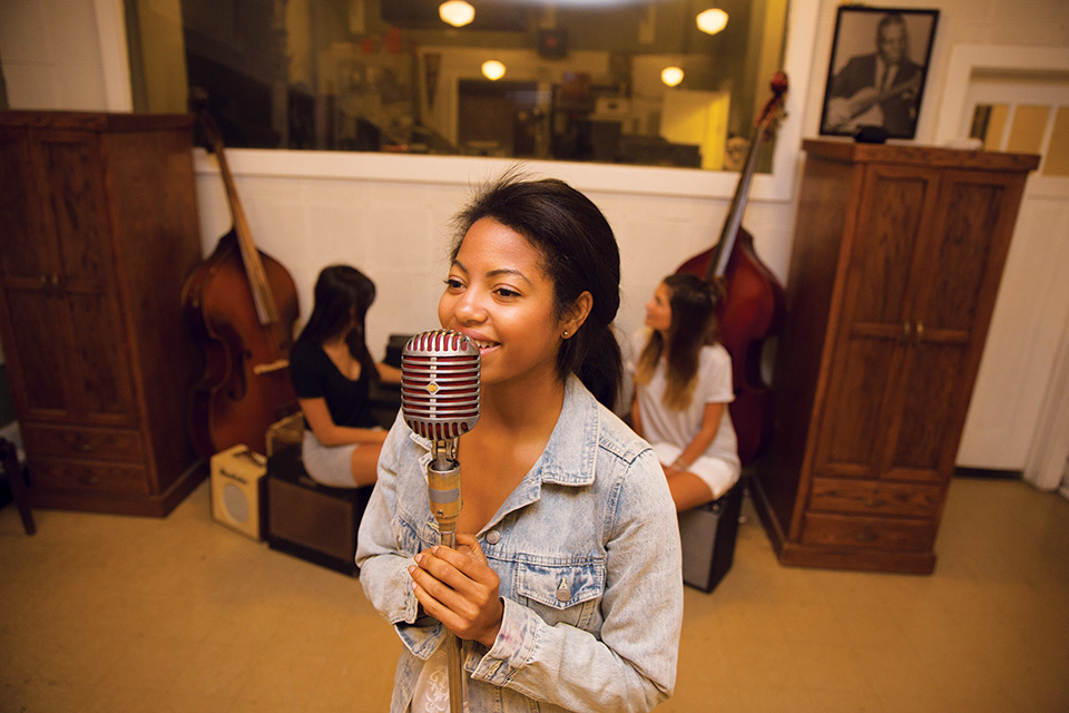 Visitors at Sun Studio in Memphis, Tennessee (photo by David Meany) Visitors at Sun Studio in Memphis, Tennessee (photo by David Meany)