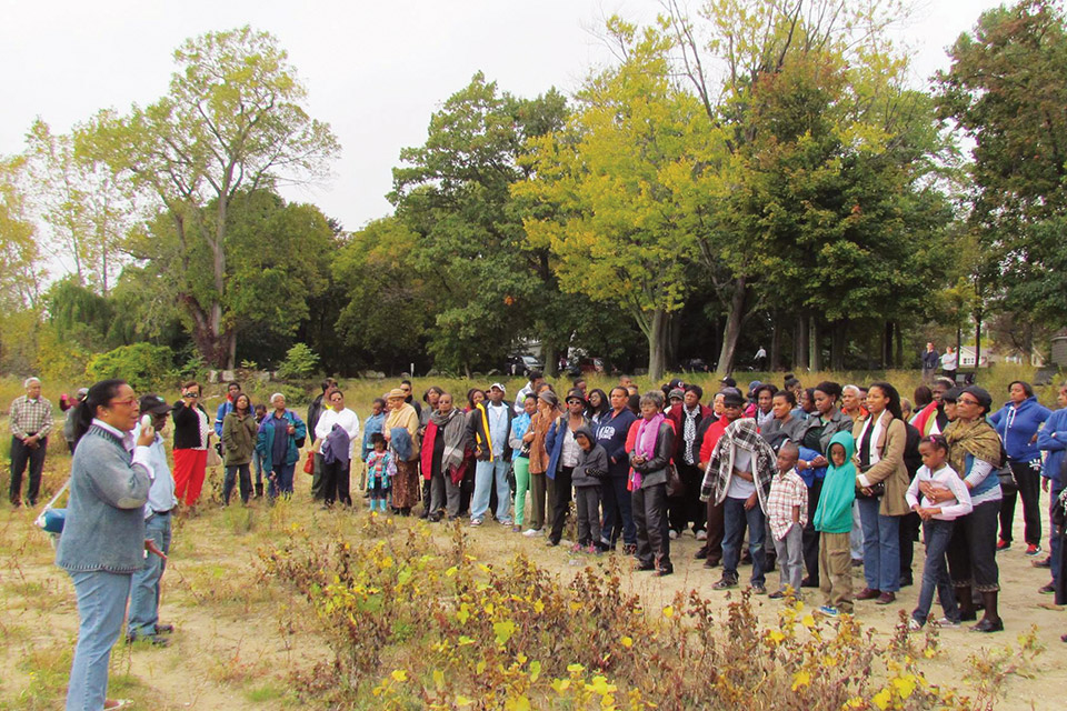 Travelers listening to tour guide on Niagara Bound Tours in the Niagara Region of Ontario (photo courtesy of Niagara Bound Tours) Travelers listening to tour guide on Niagara Bound Tours in the Niagara Region of Ontario (photo courtesy of Niagara Bound Tours)