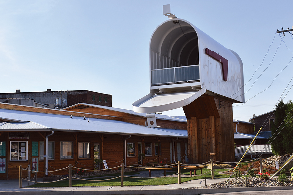 The World’s Largest Mailbox in Casey, Illinois (photo courtesy of Casey Chamber of Commerce) The World’s Largest Mailbox in Casey, Illinois (photo courtesy of Casey Chamber of Commerce)