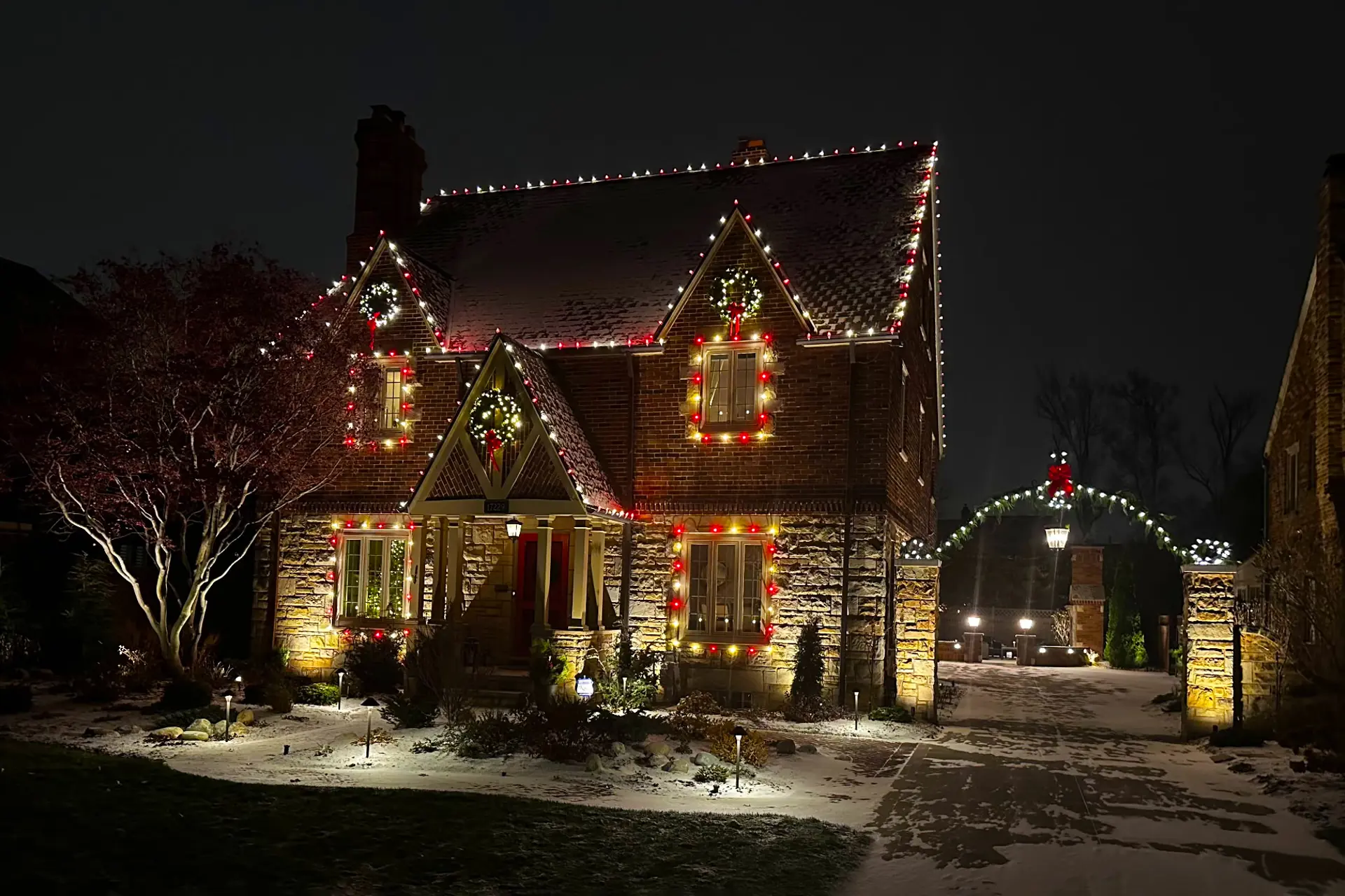 Discover How Cleveland Professionals Create Residential Holiday Light Displays