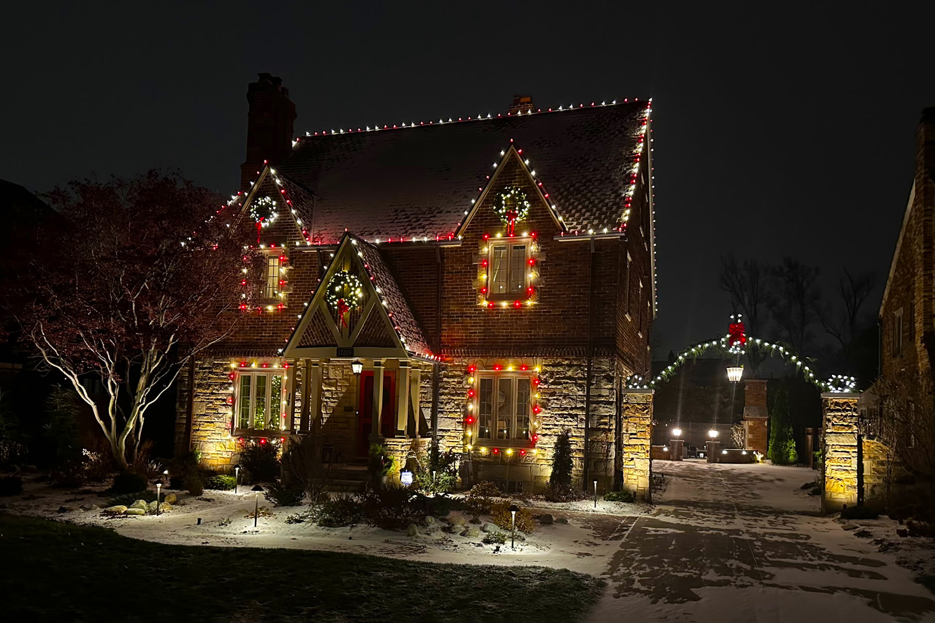 Discover How Cleveland Professionals Create Residential Holiday Light Displays