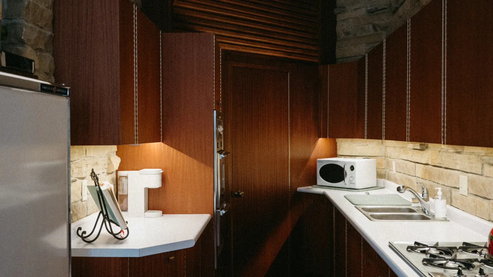 RiverRock's kitchen is small and simple, contrary to open-concept kitchens in contemporary homes. Frank Lloyd Wright saw this room as a workspace rather than a gathering spot. | Photographed by Suzuran Photography